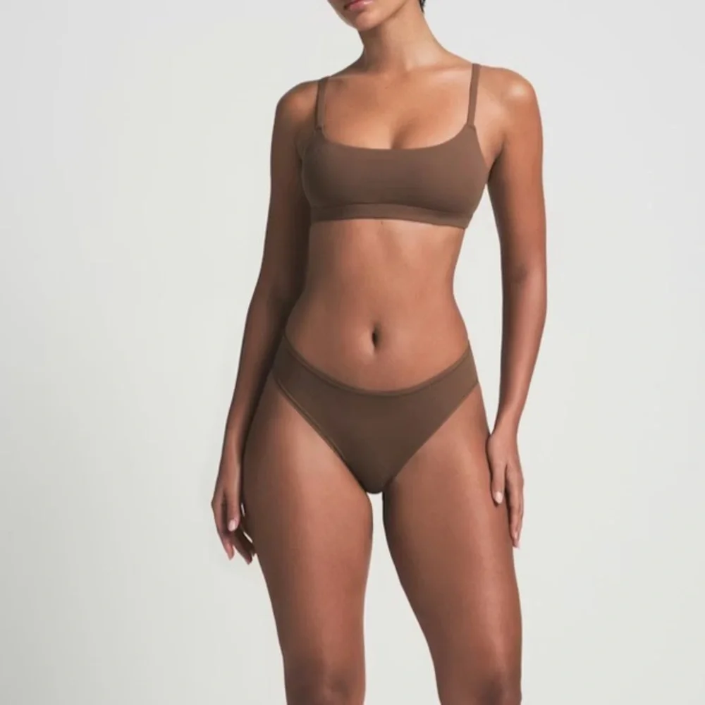 SKIMS Fits Everybody SCOOP BRALETT - Picture 3 of 7